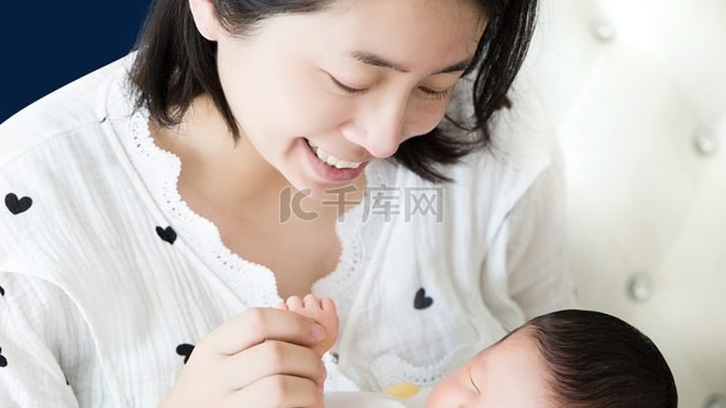 满月发汗：新生儿健康护理中的传统与规范