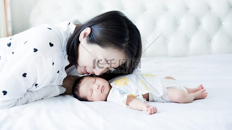 玻璃奶瓶 vs 硅胶奶瓶：新手爸妈必看的选择指南