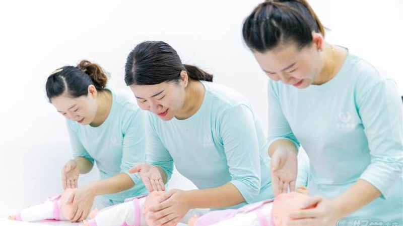 小标题：婴儿游泳水温的重要性